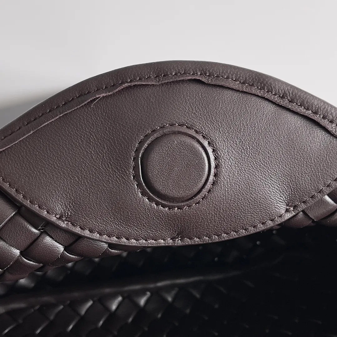 Batch 1760 BOTTEGA VENETA's new mini COBBLE bag. This season's mini Cobble series brings a new style of handbag. The body of the bag resembles the shape of a "Yuanbao", giving you good luck throughout autumn and winter! This Yuanbao bag is made of three pieces of quilted cotton and has an unlined body, showing its quiet power. The bag is carefully designed to create a three-dimensional look. The joints and edges are decorated with lambskin strips to create a sense of simplicity. The handbag is not lined, so you can directly appreciate the consistent lambskin on the outside and inside. It is beautiful both inside and outside. The top handle of this handbag is made of leather-wrapped rope and is quite sturdy. The detachable shoulder strap is secured by a leather buckle inside the bag. Can be carried by hand, carried on the shoulder or cross-body, very easy to match! Style number: 805739 Size: 23*11*8cm